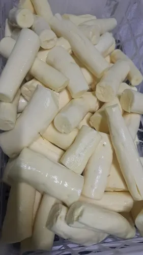Macaxeira manteguinha descascada e limpa pronta pra cozinhar 