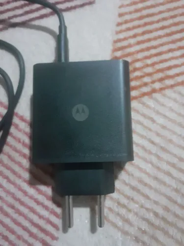 Um carregador tipo c original da motorola