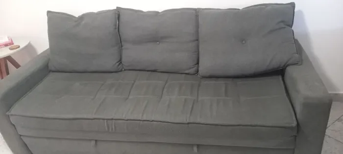 Sofa cama em linho na cor verde oliva. 
