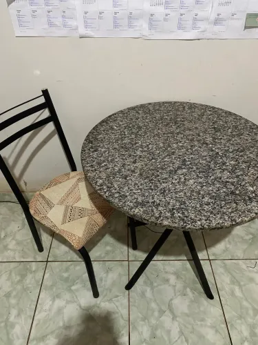Mesa de mármore com 4 cadeiras