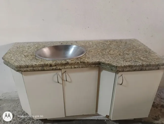 Lavatório com armário.