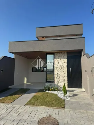 Casa Plana com 03 quartos no Condomínio Recanto das Flores.