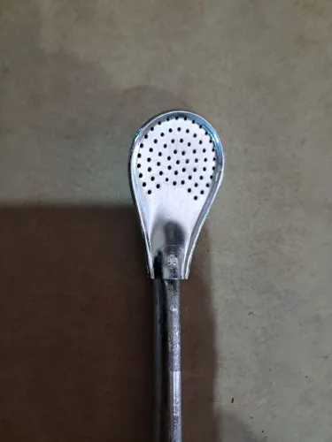 Antiga bomba para chimarão em metal prateado "Bombilla"