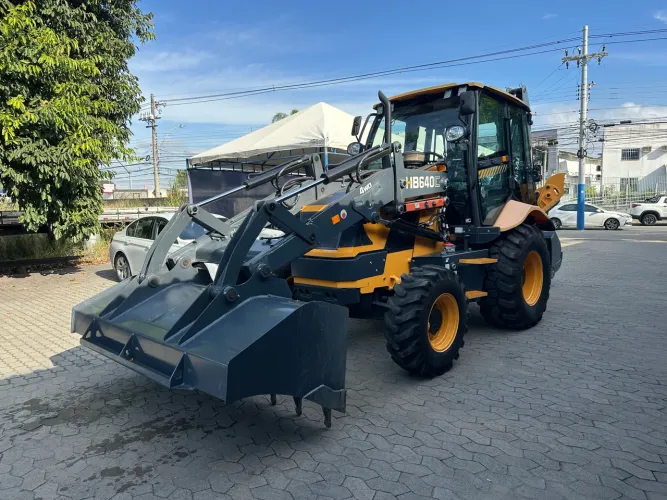 Retroescavadeira Hyundai HB640C 4WD 2025 com apenas 22 horas.