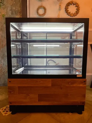 DBR1.0 - Vitrine Refrigerada para bolos e doces 1,0m Preta - 220V - Omega - Comercial