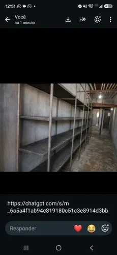 Prateleira de ferro usada, madeiras com cupim, 3 metro comprimento e 4 larguras.