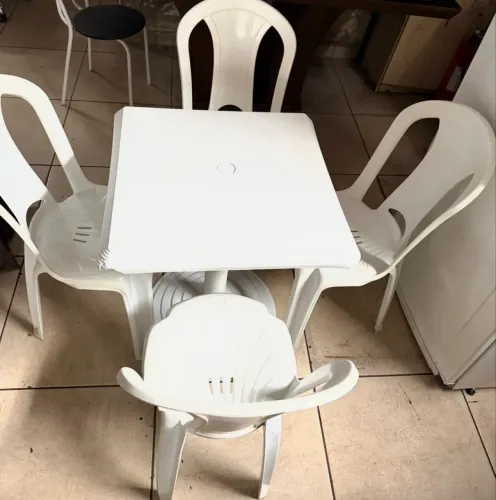Jogo de mesa de plástico com 4 cadeiras seminova