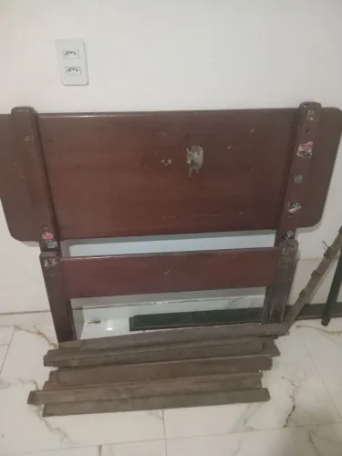 Vendo uma cama de solteiro de madeira