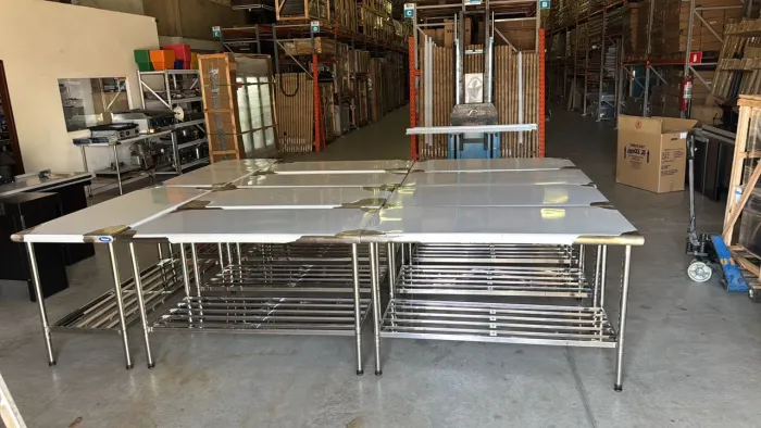 Mesa de inox com bandejão inferior de apoio em até 10x sem juros no cartão