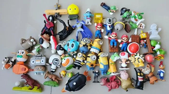 Lote de brinquedos antigos no estado.