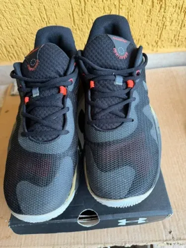 TÊNIS UNDER ARMOUR UA BUZZER - TAMANHO: 45
