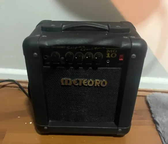 Amplificador Meteoro MG10 de 10 W, falante de 6" + Clean e Drive