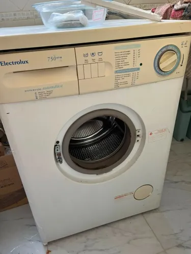 vendo maquina de lavar com defeito apenas na moldura interna da porta ELETROLUX 500 reais