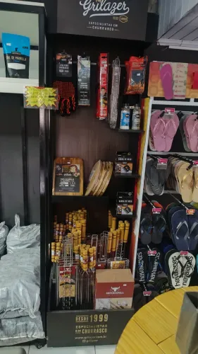 EXPOSITOR DE ESPETOS E GRELHAS PARA CHURRASCO