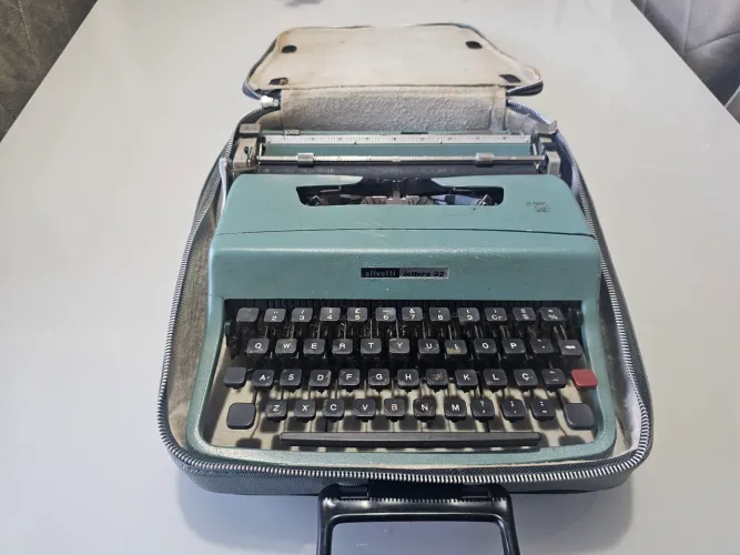 Máquina de Escrever Olivetti Lettera 32 Vintage Com Maleta Original