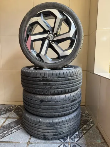 Jogo de Roda Esportiva Volkswagen Aro 17 4x100 (pneus novos)
