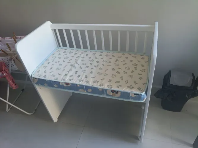 Berço para usar ao lado da cama