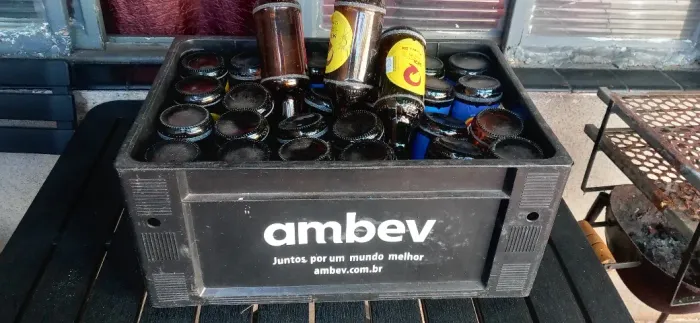 Caixa plástica com 26 vasilhames de 300 ml!