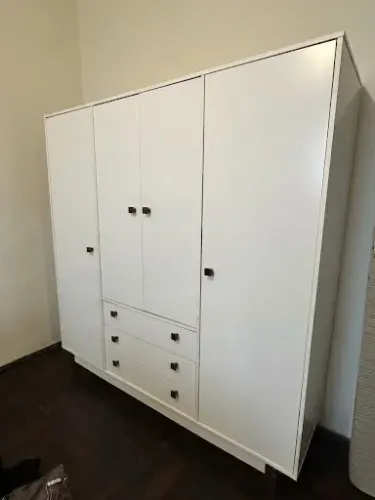 Guarda roupa Branco com 4 portas e 2 gavetas em MDF