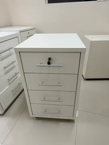 Armário gaveteiro com 4 gavetas