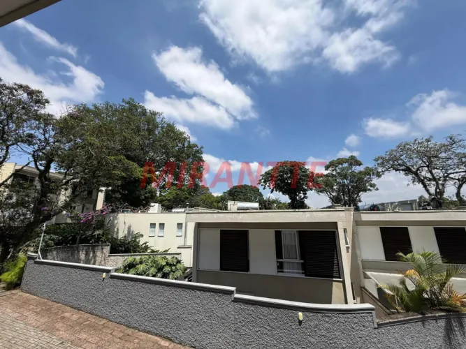 Cond. fechado de 235m² com 4 quartos em Jardim Floresta