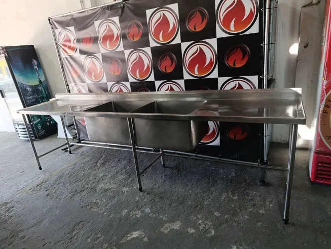 Pia Industrial 2 cubas grandes e fundas toda no aço inox usada em ótimo estado estado 