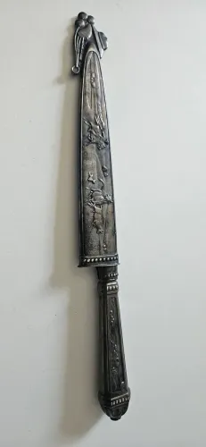 Faca antiga elmo decorada e desenhada