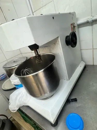 Vendo batedeira industrial, muito boa.
