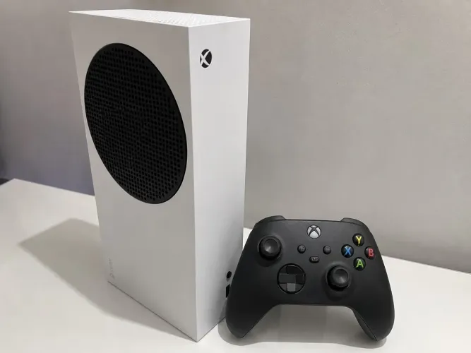 . Xbox Series S Muito Conservado + Controle Original
