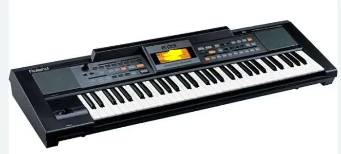Teclado HOLAND E=09 com display apagado em boas condições. R$ 800,00.