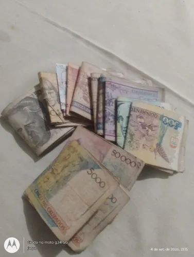 Cédulas e moedas antigas