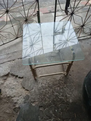 Vendo uma mesinha de centro de vidro $100