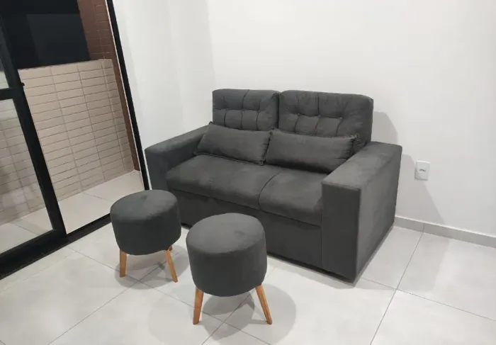 Kit sofá 3 lugares 2 pufes retrô 2 almofadinhas!