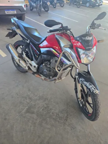 Vende-se titan 2022 vermelha