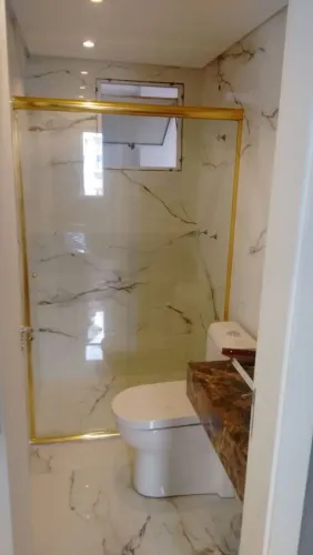 Box de vidro com kit dourado 1.000 vão de 1 m de largura 