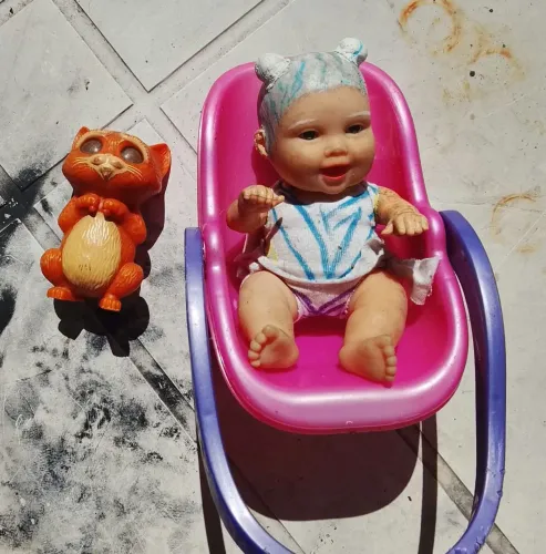 BONECA COM CADEIRINHA + GATO DE BOTAS