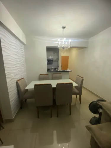 Mesa de madeira com tampo de vidro com 6 cadeiras