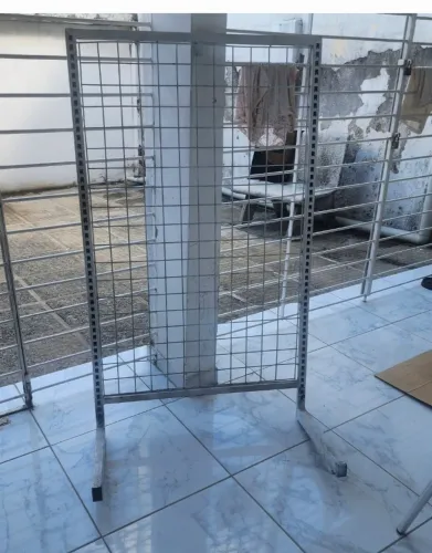 Vende-se tela  expositor de chão grande. 