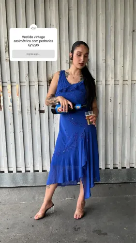 Vestido vintage assimétrico com pedrarias bordada