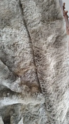Tapete felpudo, grande e na cor cinza