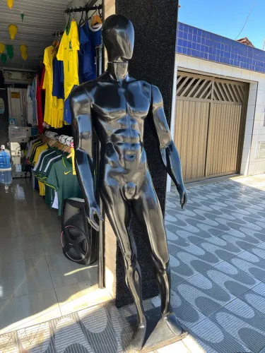 Manequim masculino preto