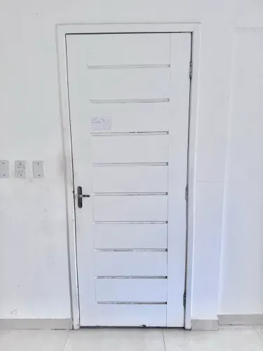 Vende-se porta completa!Madeira!