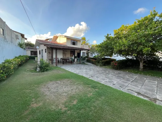 Casa com piscina Cond Fechado