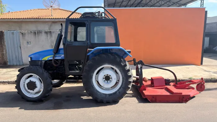 New Holland TT3840 Ano 2011 com roçadeira