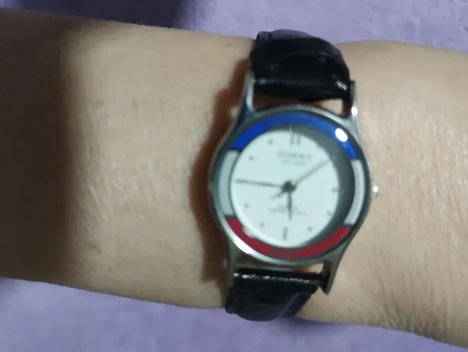 Relógio feminino lindo, semi-novo, com duas cores, e pulseira prateada!