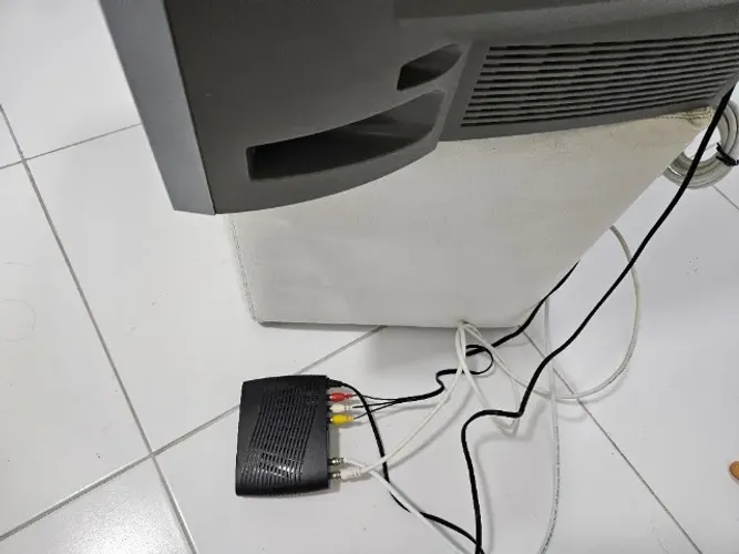 TV de tubo retrô 20 polegadas com conversor digital e controle remoto