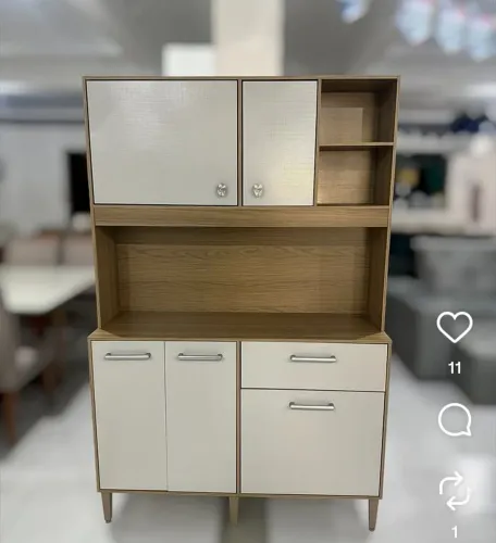 Cozinha amadeirada com compartimento