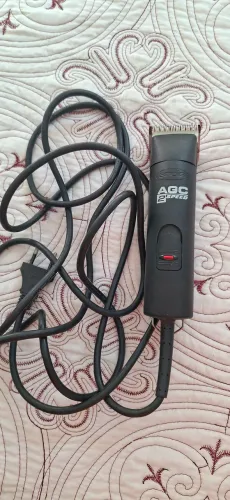 Máquina de tosar pets, com kit de 8 adaptadores e uma lâmina 10 e uma 30.