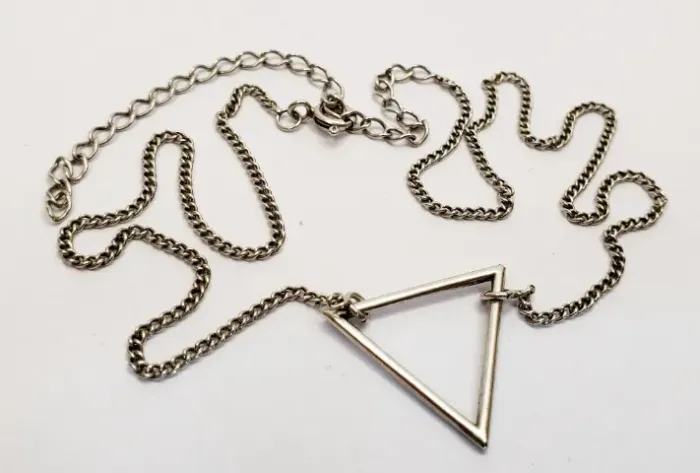 COLAR EM PRATA DE LEI COM PINGENTE TRIANGULAR - COMPRIMENTO FECHADO: 16,5 cm