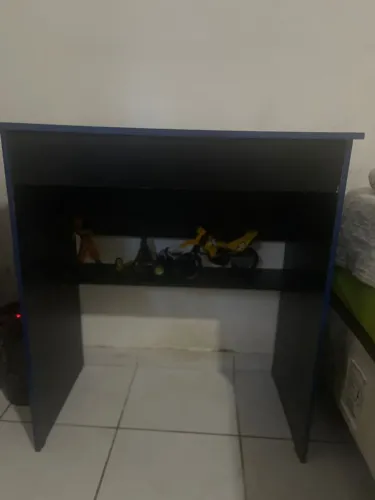 ? Oportunidade: Mesa Gamer / Escrivaninha Compacta (Preto e Azul) - Ótimo Estado!